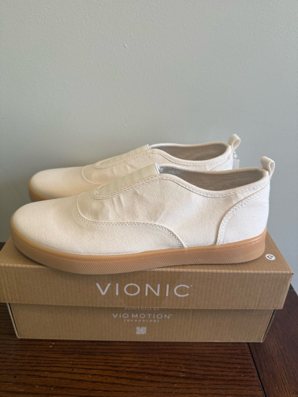 Vionic Coblat Slip-On Canvas‎ Sneaker in Ivory with Gum Sole NEW 9.5